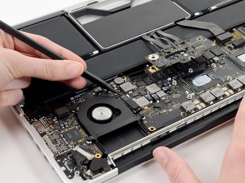 Reparación de placa base de MacBook